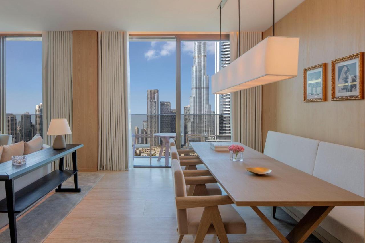 The Dubai Edition Luaran gambar A dining room at The Ritz-Carlton, Downtown, Dubai