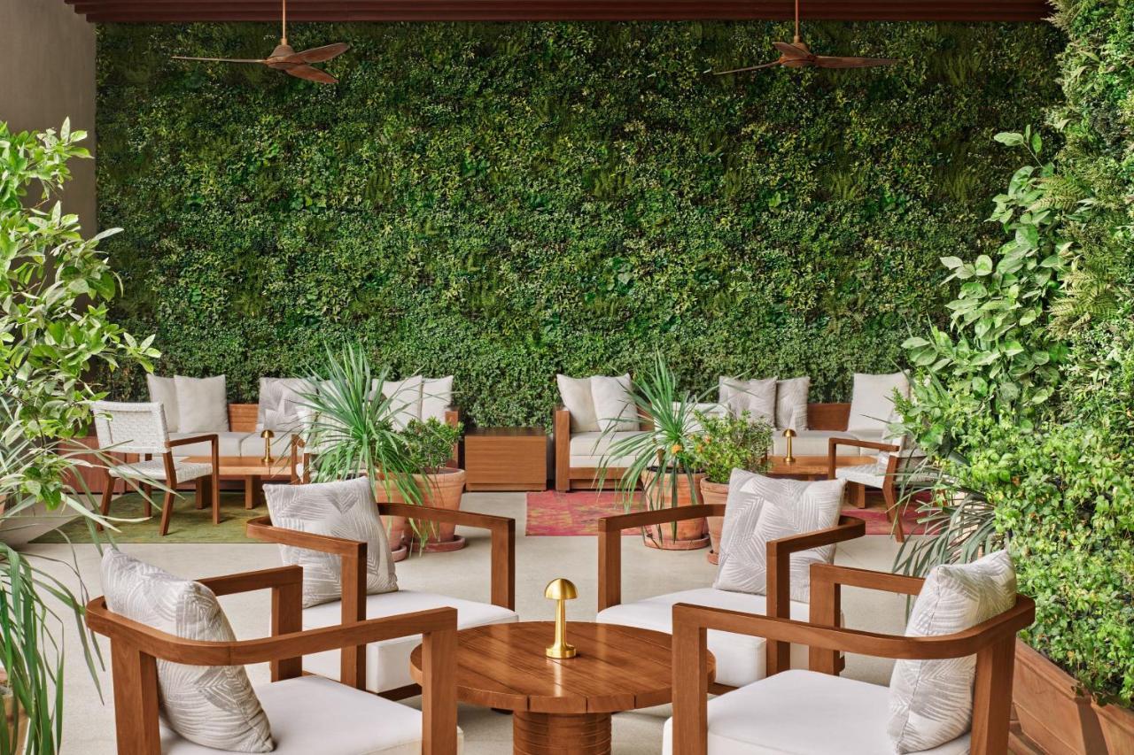 The Dubai Edition Luaran gambar A green wall in a restaurant