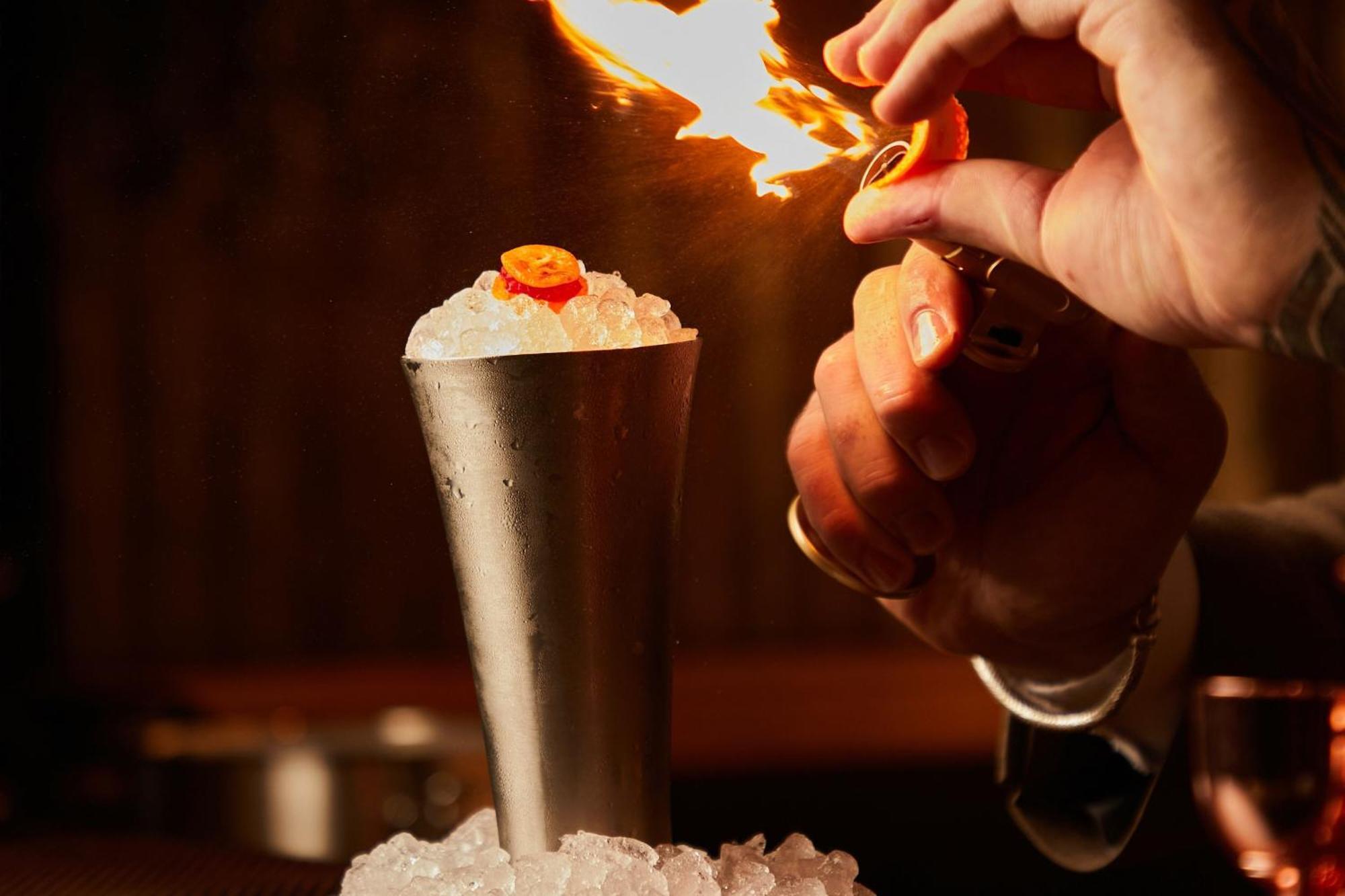 The Dubai Edition Luaran gambar Flaming the cocktail