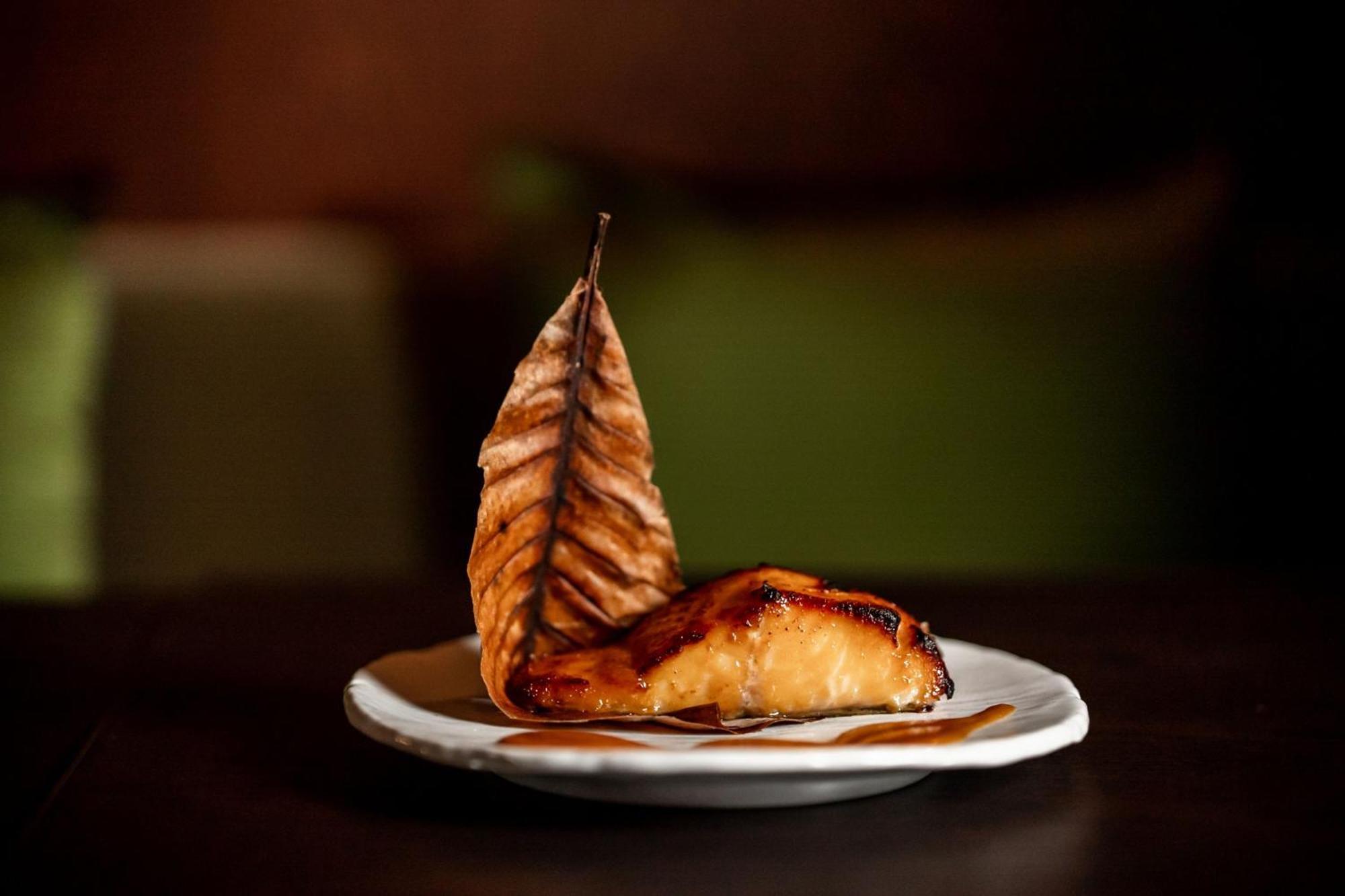 The Dubai Edition Luaran gambar Smoked and grilled salmon