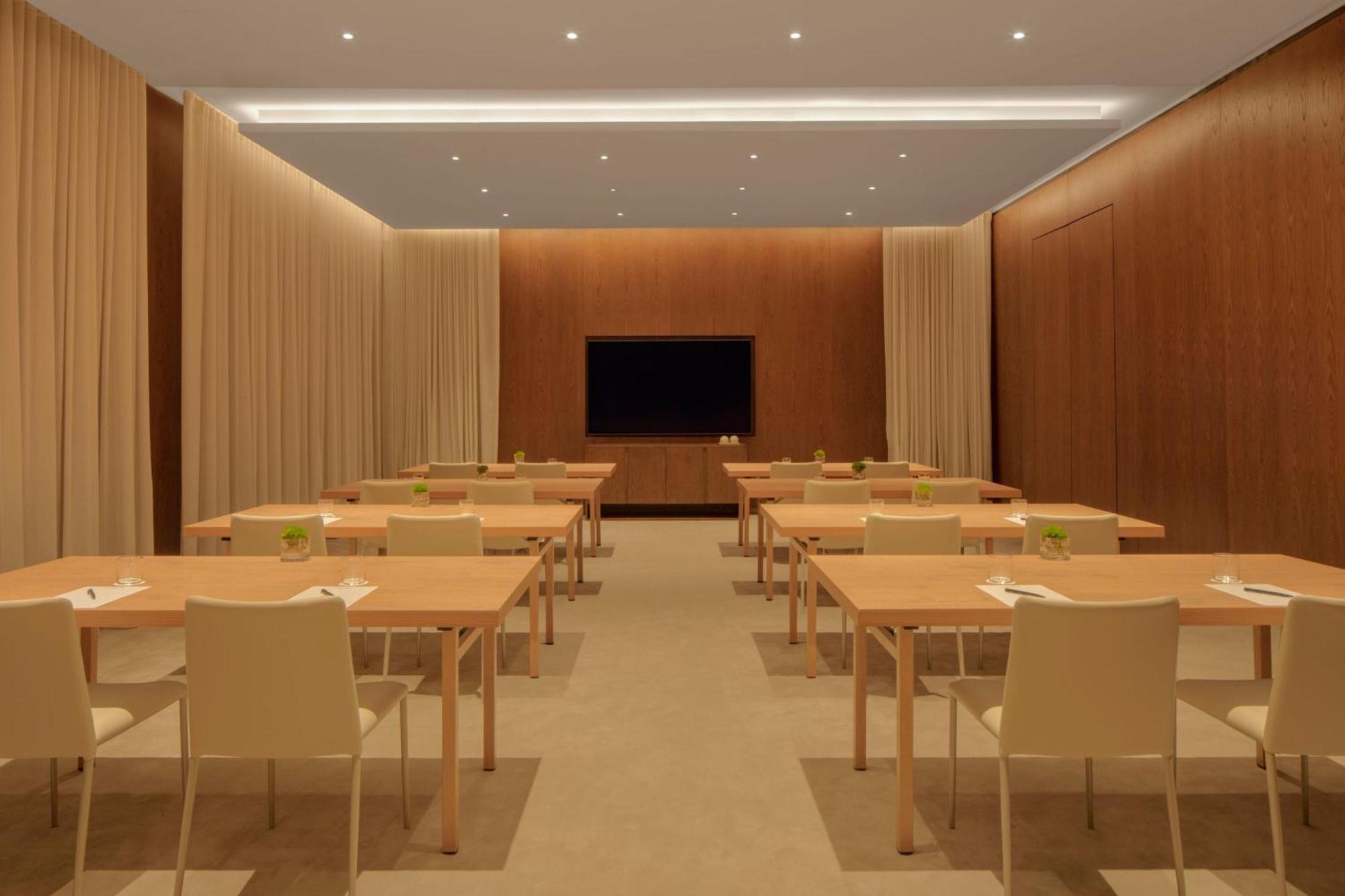 The Dubai Edition Luaran gambar A meeting room
