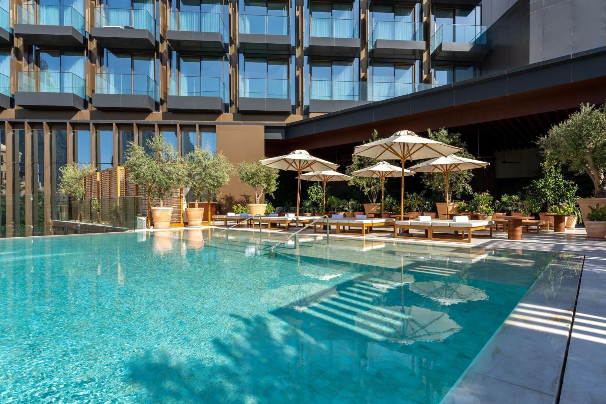 The Dubai Edition Luaran gambar The hotel's pool